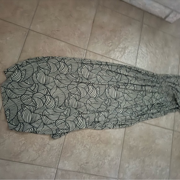 Long Elegant Legs maxi dress.  Deep green print.  Size medium. Worn once - Picture 10 of 10